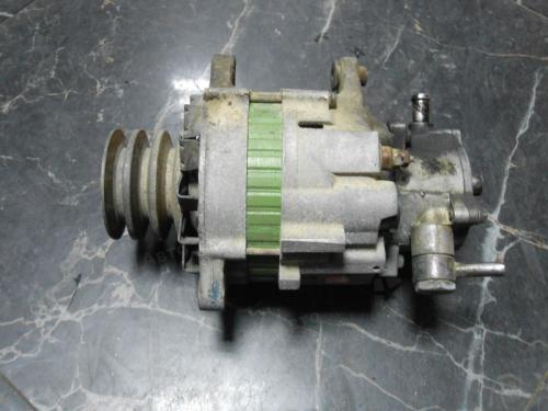 Генератор 24V ISUZU ELF, 4HF1, 4HG1, 4HJ1, 4HL1 вакуум сзади, шкив 3 клиновой, фишка на 3 контакта, б/у (НЕ РАБОЧИЙ)