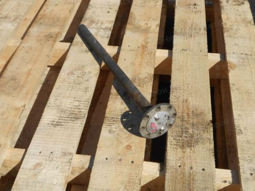 Полуось ISUZU ELF, узкая база, 5 шпилек, длина 68 см, шлицов 23, диаметр 38 мм, крепится на 8 болтов, б/у