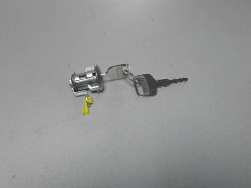 Личинка замка двери ISUZU ELF NKR66E правая сторона, оригинал (NP)