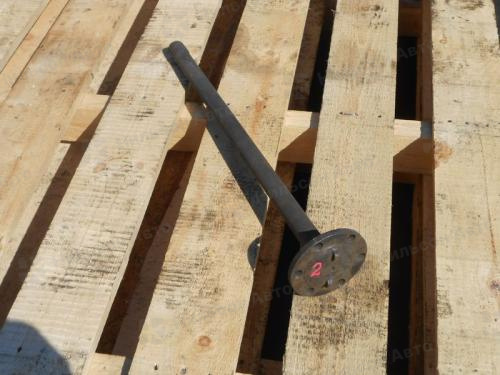 Полуось ISUZU ELF, узкая база, 6 шпилек, длина 70 см, шлицов 23, диаметр 38 мм, крепится на 6 болтов, б/у